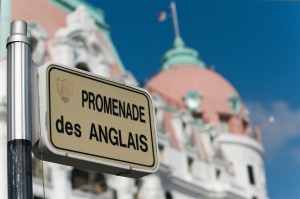 Panneau de la promenade des anglais devant la façade du Negresco à Nice